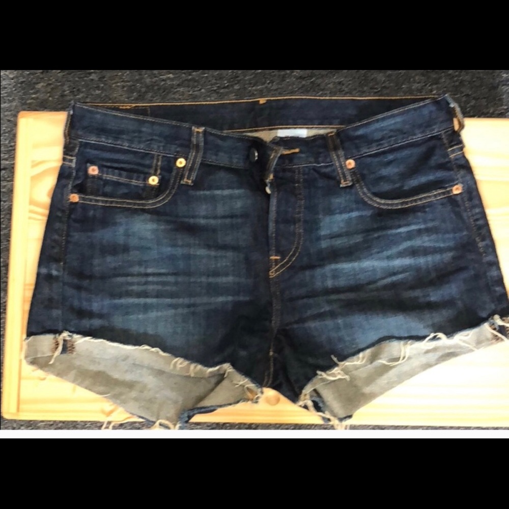 Cute Levi’s denim shorts size 27